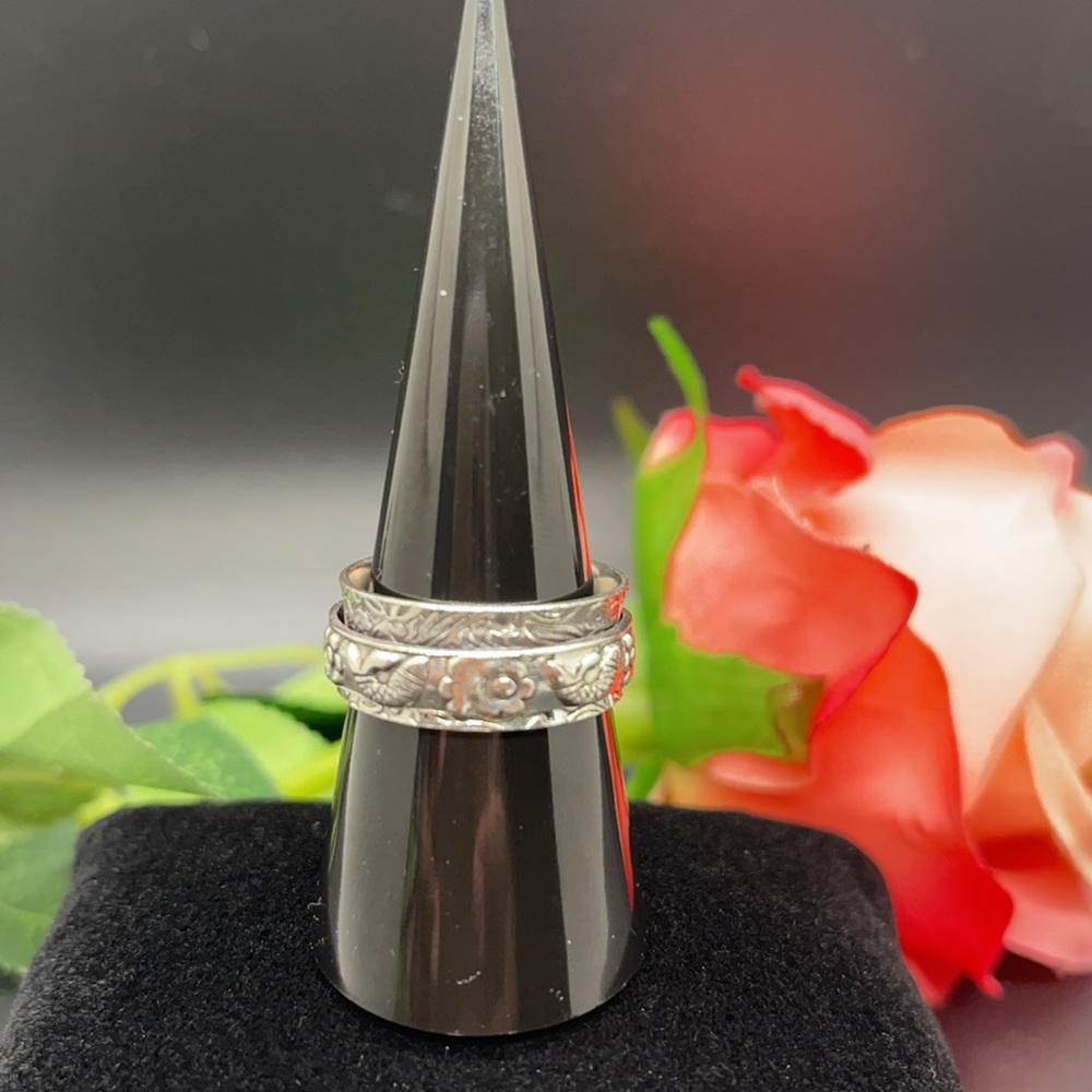 Spinner ring with flowers and fishes.